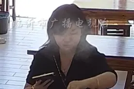 4月29日，上海。女子吃完饭将擦鼻涕纸，扔进碗里又扔进辣椒油里，然后拿起勺子用力压了压辣椒油，随后装作若无其事的离去（视频来源@幸福的生活 ）视频封面