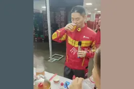 4月21日，北京，#刘强东请快递员骑手同桌吃火锅 ，#刘强东回忆当年给物流老兄弟们敬酒 ： 他干了我也干了，几桌下来喝了半斤白酒彻底断片了。