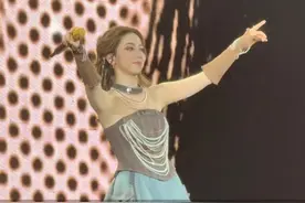 邓紫棋超越麦当娜，成为全球有史以来女歌手票房第4高，更是唯一进入前五的亚洲及中国歌手。视频封面