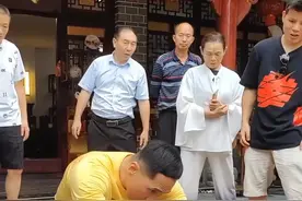 能徒手劈断5块砖的铁砂掌大师被人上门打假，是打假成功还是失败 #高手在民间 #功夫 #铁砂掌 #打假 #精彩片段