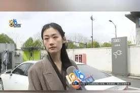欧阳女士反映，她有一辆开了几年的奥迪A7，2021年在四川成都买的，落地价60多万元。这辆车带有尾翼，时速达到120公里会自动升起，低于120公里会自动下降，也可以通过按钮手动控制。说是最近补漆后，尾翼坏了。#1818黄金眼 #奥迪 #尾翼
