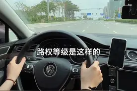 辆车转弯碰撞谁的责任 辆车转弯碰撞谁的责任#汽车知识 #每天一个用车知识 #用车知识 视频封面