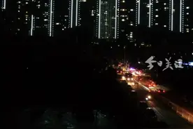 截至21日08时00分，共有4054人参与肇庆怀集电力抢修工作，其中肇庆局内部1300人已投入抢修；广东电网公司安排广州、佛山局等（11个单位）支援怀集队伍总计2754人、67台应急发电车、237台应急通信装备等均已到达肇庆怀集，陆续投入抢修复电任务。（广东台记者 岳阳 刘彪）