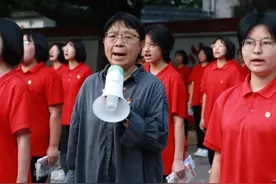 6月7日，2025年高考第一天，张桂梅的小喇叭又响了！这是张桂梅第15次送考#大象主播说 @大象新闻主持人刘琳视频封面