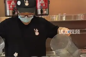 蜜雪冰城，被立案调查！鲜果切片常温过夜后继续使用，苍蝇和飞虫乱爬，门店员工直言都不敢喝自家柠檬水。