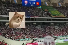 “苏超”最快进球诞生 苏州队开场1分钟打进一球 江南四大才子赛前助阵
6月29日晚，江苏城市足球联赛第五轮，苏州队VS扬州队，比赛开始1分钟，苏州队寇程破门，1-0取得梦幻开局，是“苏超”目前最快进球。比赛开始前，江南四大才子登场为苏州助威，经典音乐响起，搞笑全场。