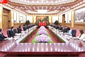 #葡萄牙不会忘记中方的宝贵帮助 【独家视频 | 习近平会见葡萄牙总理蒙特内格罗】9月9日上午，国家主席习近平在北京人民大会堂会见葡萄牙总理蒙特内格罗。#人类又一次站在历史十字路口 （视频来源：央视新闻）