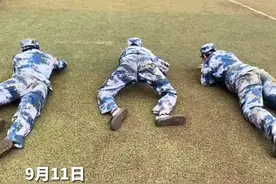 9月11日，山东济南，男生军训中练习匍匐前进，三个人学出三种不同姿势。网友：一号：左驱，二号：顺拐驱，三号：双驱。#山东dou知道视频封面