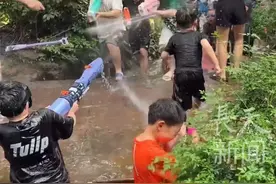 男童幼儿园打水仗后高烧不退，最终查出是狒狒阿米巴原虫感染，医生治疗“摸着石头过河”张文宏或参与会诊，“食脑虫”极易误诊，感染后病死率高达98%，专家：夏日玩水鼻腔被水猛冲、自来水直接洗鼻、戴隐形眼镜遇生水等都是高风险场景#万万没想到  #食脑虫  #夏季玩水