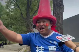 “湘超”永州对战湘潭开赛在即，大哥提前两小时占“挂票”位，头戴“安全锥”，花式为永州加油#湘超加油  #永州体育馆