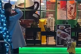 12月29日，广东广州，萌娃给大人拍合影，路人：这是生了个行走的摄影师视频封面
