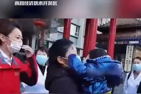 被环卫工捡到的石家庄2岁男童后续：再次见妈妈孩子哭得撕心裂肺，网友泪目：孩子把妈妈忘了！妈妈得多难受？！#石家庄2岁走失男童妈妈发声 视频封面