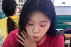 吃货女孩表演绝学：一口一碗面。网友：她把面吸到嘴里的瞬间，我懵了。
