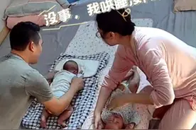 #爸爸哄娃睡觉随手一丢没醒震惊妈妈  妈妈在旁边小心翼翼的都很难了 爸爸是天选带娃人实锤了视频封面