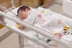 育儿补贴发放渠道为申领人或者婴幼儿的银行卡或其他金融账户，对育儿补贴免征个人所得税