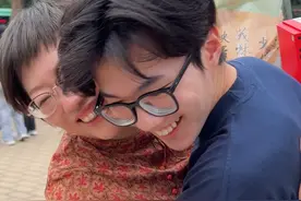 豪横礼物！高考结束妈妈给儿子送上心心念念的新款手机！#谁懂高考完被爸妈理解的杀伤力视频封面