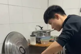 2月9日（采访时间），内蒙古，山东准女婿第一次上门本想“好好表现”，结果为倒刷锅水，一使劲把丈母娘家铁锅拆了……网友：山东人就是实在！#女婿视频封面