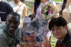 9月14日，国际知名网红“无语哥”来到重庆，跟“太乙真人”张珈铭学说重庆话，“你打我撒”一开口还是贱嗖嗖的味儿，“无语哥”获赠哪吒礼物后开心的像个孩子。#无语哥和太乙真人学重庆话