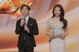 #何炅点名  五十岁正是闯的年纪，来看何老师如何又双叒在#金鹰节  闯出圈！#金鹰奖视频封面