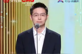 90后宇树科技创始人兼首席执行官王兴兴在#2025中国AI盛典  中获“年度AI人物”。当被问及人形机器人普及节点，王兴兴预言：技术迭代远超想象，3~5年必入寻常百姓家！