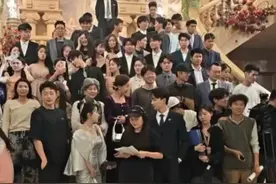 #河南短剧主角日薪1万多很普遍 近日，河南郑州。一短剧业内人士向记者透露，随着郑州发力“微短剧之都”，本土头部公司产量激增，短剧人员的薪水也跟着水涨船高，“女一号、男一号日薪1万多很普遍，普通演员日薪1000多元，小助理日薪也能达到至少400元，这已经是现在河南市场上最低的价格”。#大河报旅游 #跟着微短剧游河南