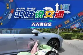 鸿胜说交通：摩托车走非机动车道，路口与右转轿车发生碰撞 #交通安全 #摩托车 #安全驾驶文明出行 @抖音短视频视频封面