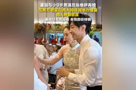 7月17日报道，#董璇与张维伊婚宴现场曝光  ，两人并肩敬酒，董璇好友佟丽娅、关悦担任伴娘。