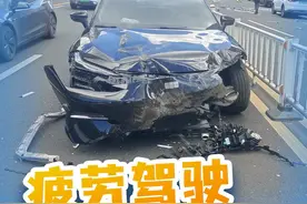 惊！疲劳驾驶如“猛兽”…… 交警提醒：
◇开车前一天要保证充足睡眠，勿熬夜；
◇注意劳逸结合，白天连续驾驶时长不要超过4小时，之后要停车休息至少20分钟。若有夜间驾驶需求，连续驾驶时长不要超过2小时；
◇科学安排行车时间，尽量避免夜间开车，尤其是凌晨时段，白天则要注意避免午后时段；
◇长途驾车出行，尽量找一名搭档，轮流驾驶；
避免长期保持一个姿势开车，以免肌肉僵硬诱发疲劳，可在开车时小幅度调整坐姿和深呼吸；
◇若行车途中出现疲劳、困倦症状，可开窗呼吸新鲜空气，或饮用咖啡等提神饮料。最稳妥的方法是在服务区停车，下车活动腰腿、颈肩等肌肉，待疲劳缓解后再上路。
#交通安全 #温州交警 #疲劳驾驶视频封面