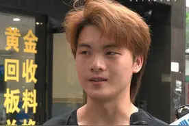 捡到巨型金条的深圳市民找到了！近日，在深圳罗湖水贝二路，市民谢先生意外捡到一根重2267.83克、价值超过百万元的巨型金条，并第一时间将金条交给交警。#巨型金条 #拾金不昧