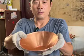 最牛师傅手工打造精致铜面碗。 #高手在民间 #手艺人 #老手艺 #制作过程