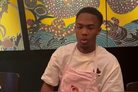 父子俩一个喜欢油碟，一个喜欢麻酱！所以油碟好吃还是麻酱好吃？#外国人吃中国美食 #火锅 #马布里