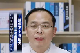 氯丙嗪的作用是什么？ #涨知识 氯丙嗪为二甲胺衍生物，#氯丙嗪 是第一代抗精神病药的代表药，其主要作用有抗精神病作用、镇吐作用等。
1、抗精神病作用：作用于中脑边缘系统和中脑皮层通路的DA2样受体可消除精神分裂症的幻觉、妄想，减轻思维、情感和行为障碍，有较强的镇静作用，对躁狂症也有效。对抑郁、情感淡漠、行为退缩等症状疗效较差。
2、镇吐作用：镇吐作用强，小剂量抑制延髓催吐化学感受区DA2样受体，大剂量抑制呕吐中枢。对妊娠、中毒、疾病、化学物质引起的呕吐有效。对刺激前庭引起的呕吐无效。
3、对体温的影响：抑制下丘脑体温调节中枢致体温调节失灵，使体温随环境温度的升降而升降。本品可用于人工冬眠，降低体温和基础代谢，减少器官功能活动和耗氧量，减轻机体对刺激的过度反应，使患者顺利度过危险期。温馨提示：用药一定要在专业医生的指导下使用，不可以私自停药，减药。#dou来说健康 @创作灵感小助手视频封面