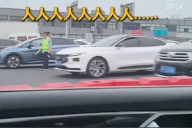 五一大军已上路！假期还没到， #杭州高速收费站已经堵到2公里外  ！（记者：黄逸文）视频封面