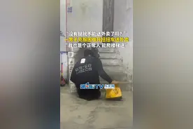 7月23日（采访时间），四川成都。“没有腿就不能送外卖了吗？”一男子克服困难开扭扭车送外卖：我也是个正常人，也能爬楼梯送外卖。（第1眼TV-华龙网原创采访报道）视频封面