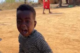 非洲小孩遇到中国人 为何会害怕躲避 非洲小孩遇到中国人
为何会害怕躲避？文化
差异与陌生感的深度解读
感觉见到阿飘一样视频封面