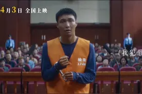 聋人爸爸小马（#张艺兴  饰）在法庭上承认自己撞车骗保的犯罪事实，女儿木木（李珞桉 饰）却为他拼命辩解，案件背后的真相到底如何？#电影不说话的爱 #不说话的爱视频封面