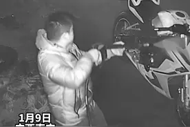 男子见有车撞来用身体护住价值12万摩托：很后怕，当时只想保护车视频封面