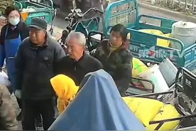 3月22日，江苏扬州。油坊收购男子拉来的913斤菜籽，没想到是赃物，三蹦子都是偷的！失主找来后，油坊老板将菜籽全返还给失主。在民警的努力下，“惯偷”被迅速抓到，返还了一半钱款。（来源@晨诺油坊 ）