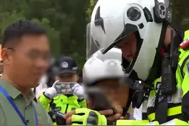 2025年全国高考首日，在永城第一高级中学考点，一考生入场时，发现准考证忘在送考车上，情况紧急，永城市公安局交警大队紧急部署，指挥铁骑胡文震负责护送。用时五分钟将准考证取回，考生顺利进入考场。
（大象新闻记者 贺强  永城融媒记者 张潇含 杜康 刘琳）#河南dou知道视频封面