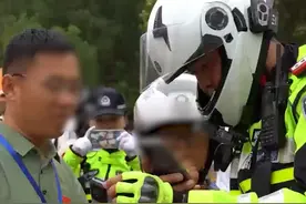 2025年全国高考首日，在永城第一高级中学考点，一考生入场时，发现准考证忘在送考车上，情况紧急，永城市公安局交警大队紧急部署，指挥铁骑胡文震负责护送。用时五分钟将准考证取回，考生顺利进入考场。
（大象新闻记者 贺强  永城融媒记者 张潇含 杜康 刘琳）#河南dou知道视频封面