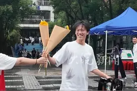 2025高考安徽首批完考学生： 三年高中学习圆满落幕 多年之后我可能记不得考题 一定记得第一个冲出考场的那个下午

大皖新闻讯  6月9日上午 2025年安徽高考化学和地理科目考试结束，
意味着选考物理、化学、地理三门学科的考生 完成了所有科目的考试
随着考试铃声的结束，考生们在鲜花和欢呼声中冲出考场。
“多年之后，我不会记得考试题目，但我一定会记得我第一个冲出考场。”考生周同学第一个冲出考场后对记者说。
考生马同学兴奋地说：“三年很长又很短，感觉高中圆满了。”她还想对父母三年的陪伴说声感谢。
大皖新闻记者于源绮
#2025高考 #2025高考加油视频封面