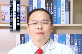 哪些精神疾病患者会出现自言自语的表现？ #涨知识 出现自言自语表现的精神疾病患者可能包括以下几类：
第一：精神分裂症患者：这类患者经常由于幻听而出现#自言自语 ，他们可能听到不存在的声音，如有人和自己说话，或有人在背后说自己的坏话、咒骂自己，于是与这些声音进行对话或发生冲突。
第二：癔症患者：癔症也称为分离性障碍，患者可能出现分离性身份识别障碍或遗忘症，有时在幻觉或妄想的驱使下，他们可能表现出自言自语的症状。
第三：其他功能性精神疾病患者：除了上述两种疾病，其他功能性精神疾病如躁狂症、抑郁症等在某些阶段也可能出现自言自语的表现。例如，躁狂症患者在思维奔逸时可能会主动说话，而抑郁症患者在情绪低落时也可能因为内心挣扎而自言自语。
需要注意的是，自言自语并非这些精神疾病的特异性症状，也可能出现在正常人身上，特别是在某些特定情境下。因此，当发现某人有自言自语的表现时，应结合其他症状和环境因素进行综合判断，必要时应及时就医。#硬核健康科普行动  @创作灵感小助手视频封面