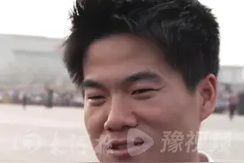 董宇辉受邀观礼九三阅兵，在社媒连发七条视频分享盛况， 现场激动跟唱《歌唱祖国》。#董宇辉 #九三阅兵 #歌唱祖国 #祖国  【编辑：张一、刘佳雯（实习）】