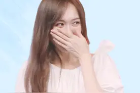 为何唐嫣和刘亦菲说话总是捂着嘴？本以为是怕对方闻到口臭，真相曝光才知是我们格局小了#唐嫣 #刘亦菲 #刘诗诗 #明星视频封面