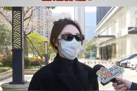 【#健身房一次没去卡被谁开通# 】去年6月，王女士在莱客菲特杭州萧山店办了一张健身卡。根据王女士提供的聊天记录，健身房销售人员确认，卡的激活时间，从第一次使用开始计算。办卡之后几个月，王女士一直没去健身，后来等她上门了，却被告知卡早就被激活了。视频封面