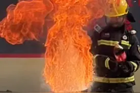 油锅起火用油和可乐能灭掉吗？#陕西消防科普 #全民消防生命至上  #蓝朋友的救命题