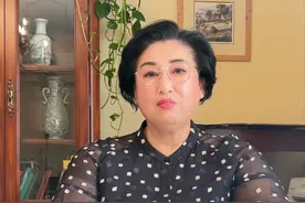 一个视频说明阿里达摩院问题出在哪里？ 反观阿里巴巴全球数学竞赛，竞赛赛制很不完善，赛事管理很不到位，竞赛过程很不严谨；根本就没有清晰的标准化程序，也无法保证比赛的公平性公正性，没有任何公信力确保阿里巴巴全球数学竞赛的学术诚信。
阿里巴巴全球数学竞赛，不但预赛的开卷考试，考生分散各地没有统一的考场，考试时间48小时，作为主办方的阿里达摩院，没有采取明确而有效的措施避免考生，在这48个小时的开卷考试过程中，与教师等其他群体的讨论，共同完成答卷。没有任何监督，考生甚至可以将试题从网上下载后找专业团队提供答案。根本无法排除考生违规，更谈不上作弊，本身就敞着口，多少人帮助答卷都有可能，按时交卷就有效。
 决赛环节，号称闭卷，也是线上考试，依旧没有统一的考场，只不过比预赛多了个摄像头。决赛考试时间是8小时，考生有两次休息的机会，每次30分钟，而且在这30分钟休息期间，考生可以离开摄像头。如此考试，考生完全可以第一次休息时把试卷的内容带出去，老师甚至是团队集体讨论答题，第二次休息时再把答案拿回来。甚至还可以在非休息时间离开摄像头，只要不超过10分钟都不算违反考试规则。
阿里巴巴全球数学竞赛的规则，简直就是驱动作弊考验诚信的游戏，规则设计低级可笑漏洞百出。决赛只是要求一天之内有8小时答卷窗口，完全可以采取牺牲一个账号零点登录，拿到试题。团队成员共同努力把做出答案，在最后一个窗口期上去答卷。这就相当于有一整天的不受监督的答卷时间，完全可以团队作战。如果多搞几个账号，还可以搞到不同赛道的试卷。考试分成几个赛道，每人只能选一个赛道，多几个账号登录不同的赛道，就可以把不同赛道的试卷都搞到手，然后选择考生擅长的赛道答题拿到高分。而且就这竞赛规则，获奖可以拿到高额奖金，你阿里巴巴整这数学竞赛什么意思？为了钓鱼执法吗？
就你们这种野蛮模式的数学竞赛，别说预赛，包括决赛在内，参赛考生相互讨论答劵的，难道仅仅只有姜萍师生吗？你阿里巴巴全球数学竞赛组委会，能拿出其他分布全球的据说是几万名参赛者，都没有:违反你预选赛开卷考试关于“禁止与他人讨论”规则的证据吗？如果大家都违反规则，就是你规则制定方的毛病，你自己也承认你们有毛病，凭啥就拿姜萍师生说事!而且不惜采取侵犯人权的方式！请阿里巴巴给全国人民一个解释！#姜萍 #阿里数学竞赛视频封面