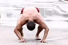 日前，#中国台湾省  ，台独蛙媒为蛙兵制作了一个宣传片。
“海龙蛙兵”前身为1953年蒋介石视察金门时成立的侦察队，初期主要任务是对大陆实施情报搜集和渗透突袭。
欢迎对岸乡民提醒：“海龙蛙兵”需要思考一下，台独团伙现在是不认蒋介石了哟！