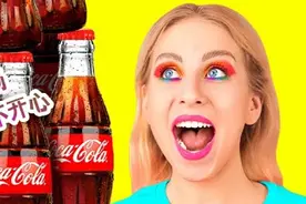 1到100罐的可乐挑战，美女泳池泡澡喝可乐，太会享受了视频封面