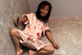 7月13日，福建福州，女孩表演绝活儿，光脚徒手爬墙，“粘”在墙角上看电视。网友：中国人自己的蜘蛛侠。#萌娃 #这操作都看傻了视频封面